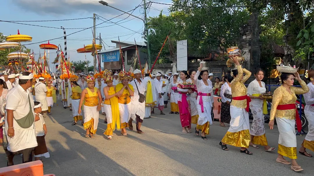 Menuju Pura Dalem Kedewatan Sanur